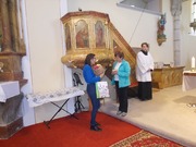 Poděkování za varhanici Marii Bazalové a předání bazalky